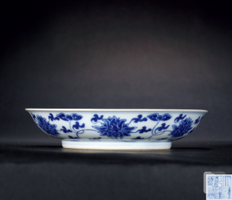 清乾隆 青花缠枝莲纹盘 - 图1